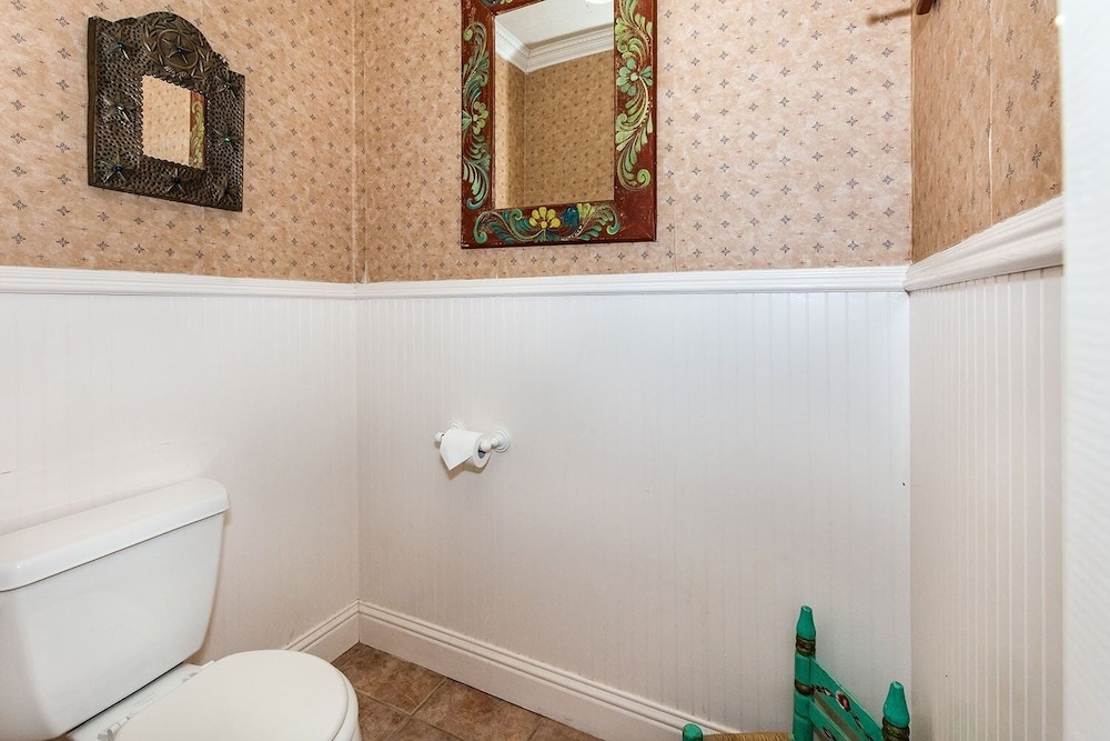 Binky's Secret Garden Studio Bedroom Cottage by Redawning view 3