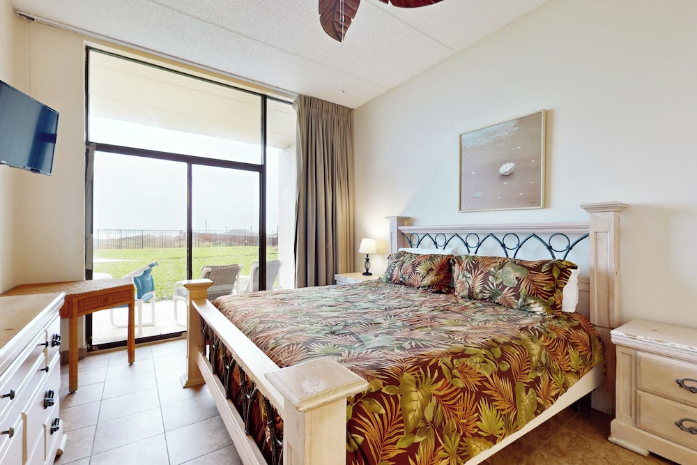 Gulf-view 3BR w/ Patio, Pools, Hot Tubs & Sauna