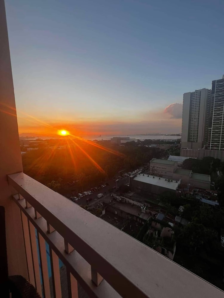 Breeze Residences Condos