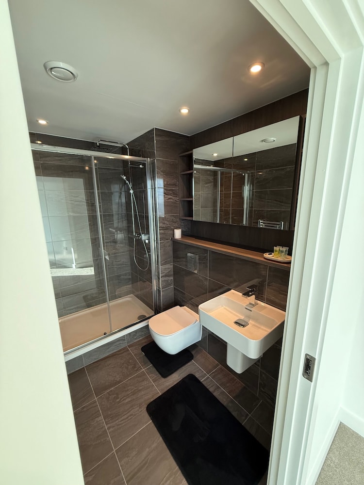 Apt Sleeps 6 With Two Bathrooms