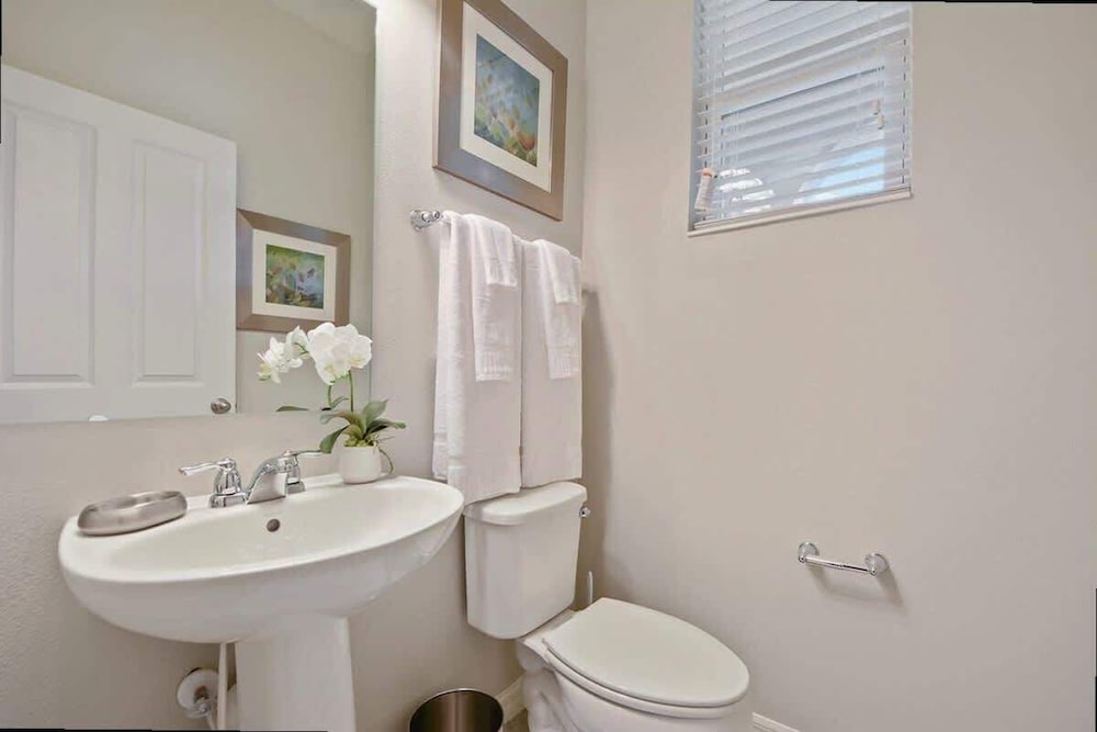 Modern 4BR w Patio Resort Pool Compass Bay