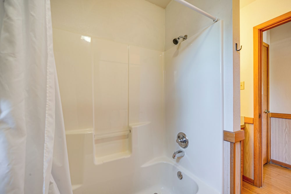 Pet-friendly Hill Country Retreat w/ Deck!