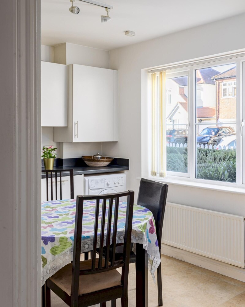 Superb 3-bed House With Parking Garden in London
