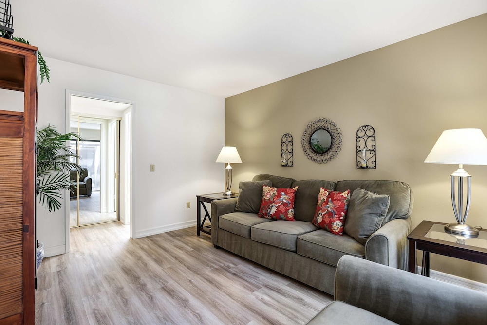 Spacious Single-story Condo With Golf Course Views