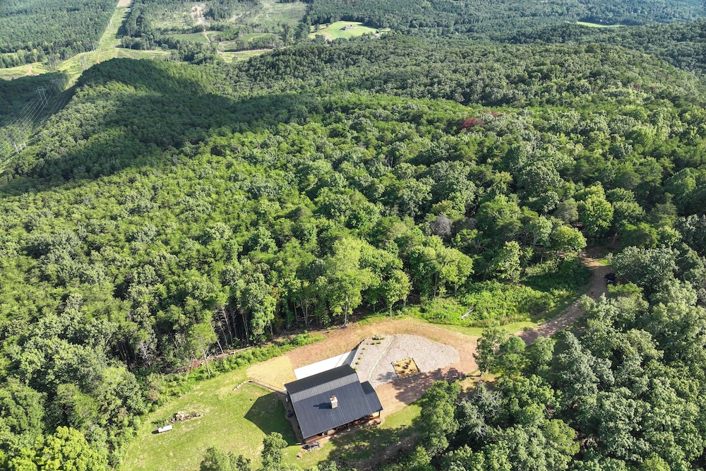 400 Acres on Lavender Mtn: Getaway w/ Hot Tub!