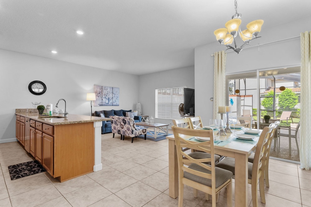 4BR Townhome With Pool at Storey Lake