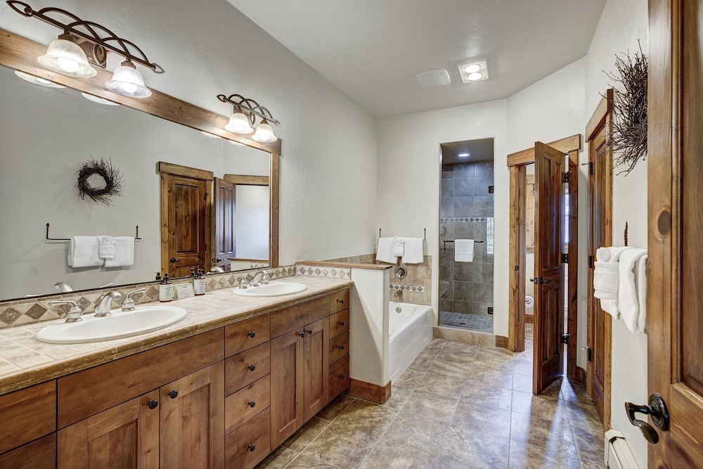 Private Townhome Close To Ski Back And Hot Tub 3 Bedroom Townhouse