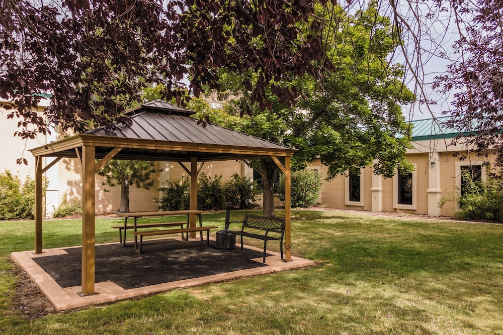 Grand Idaho Inn & Suites