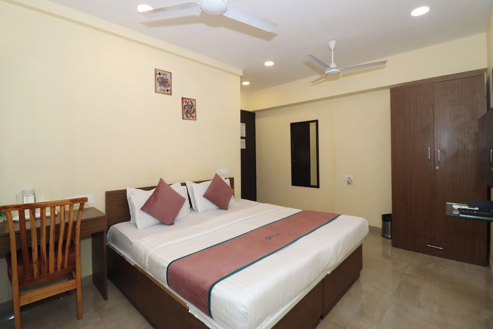 Pinaki Comfort Stay, Vile Parle - Near Airport