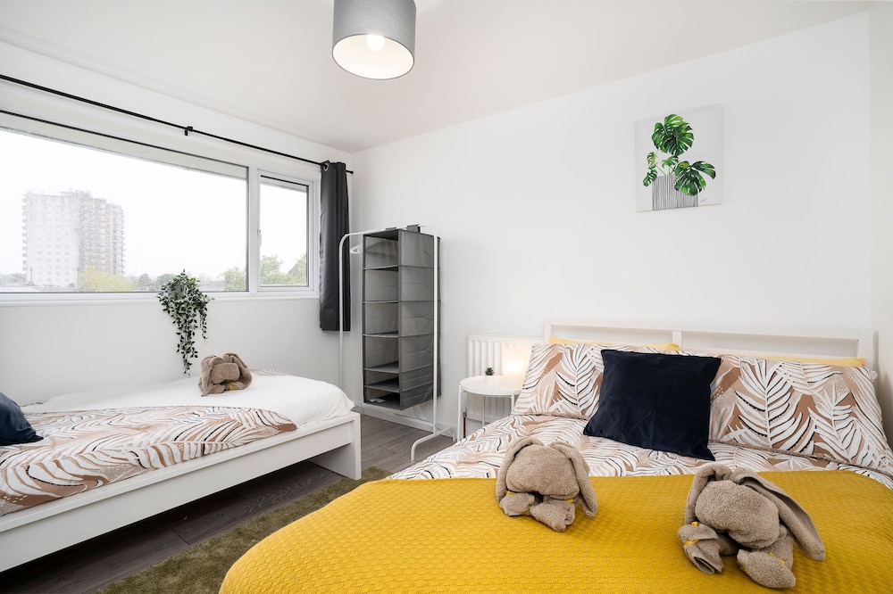 Modern 4 Bed House-free Parking