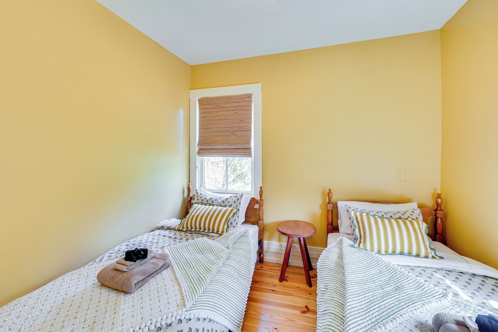 Historic Catskills Farmhouse Cottage by Belleayre