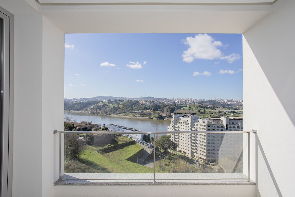 Liiiving-Luxury RiverView Apartment XIII view 2