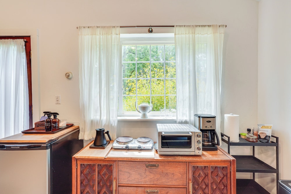 Highland 1850s Studio Barn on Sprawling 4.5 Acres!