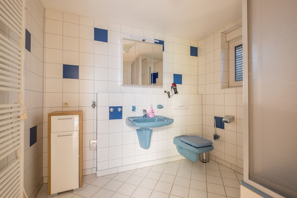 Awad's Yellow Apartment en Rust — bathroom