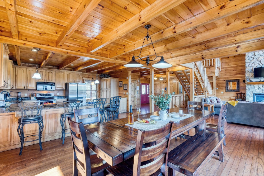 Luxury Cabin w/ Elevator, Theater & Hot Tub Near Dollywood Smoky Vista Lodge