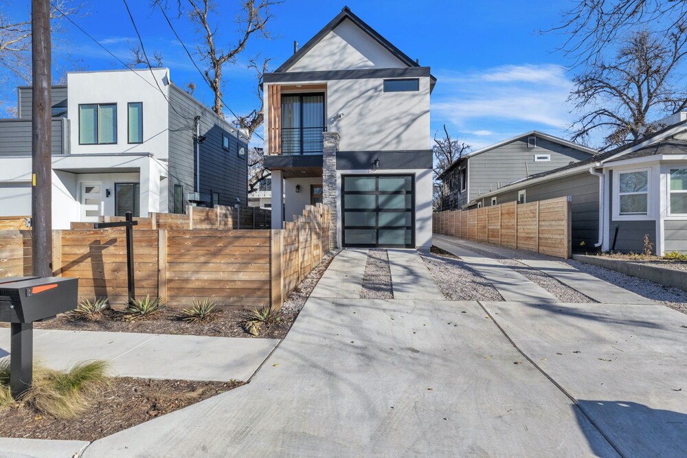 Chic Austin Getaway Brand New w/ Rooftop Patio! - Image 1