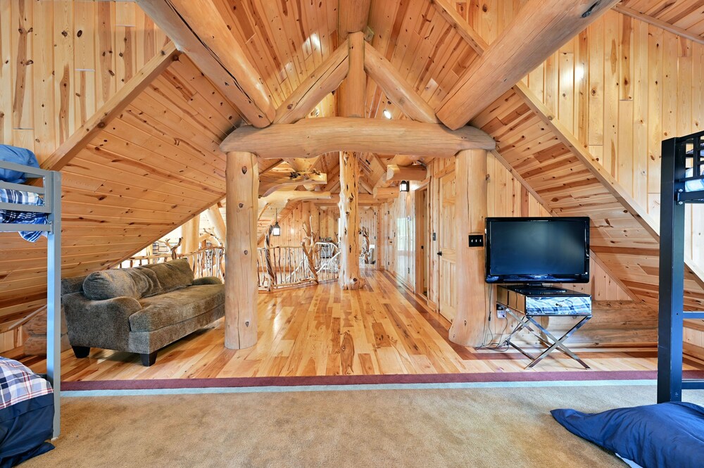 Osprey Lake Cabin 4 Bedroom Home by RedAwning