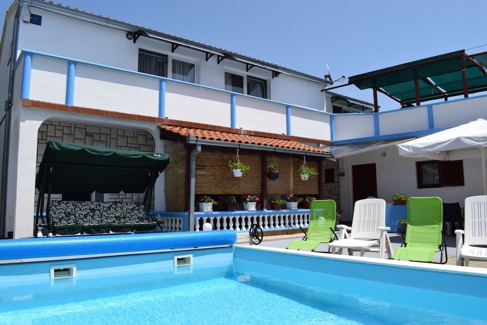 Den - With Pool - B1 view 4