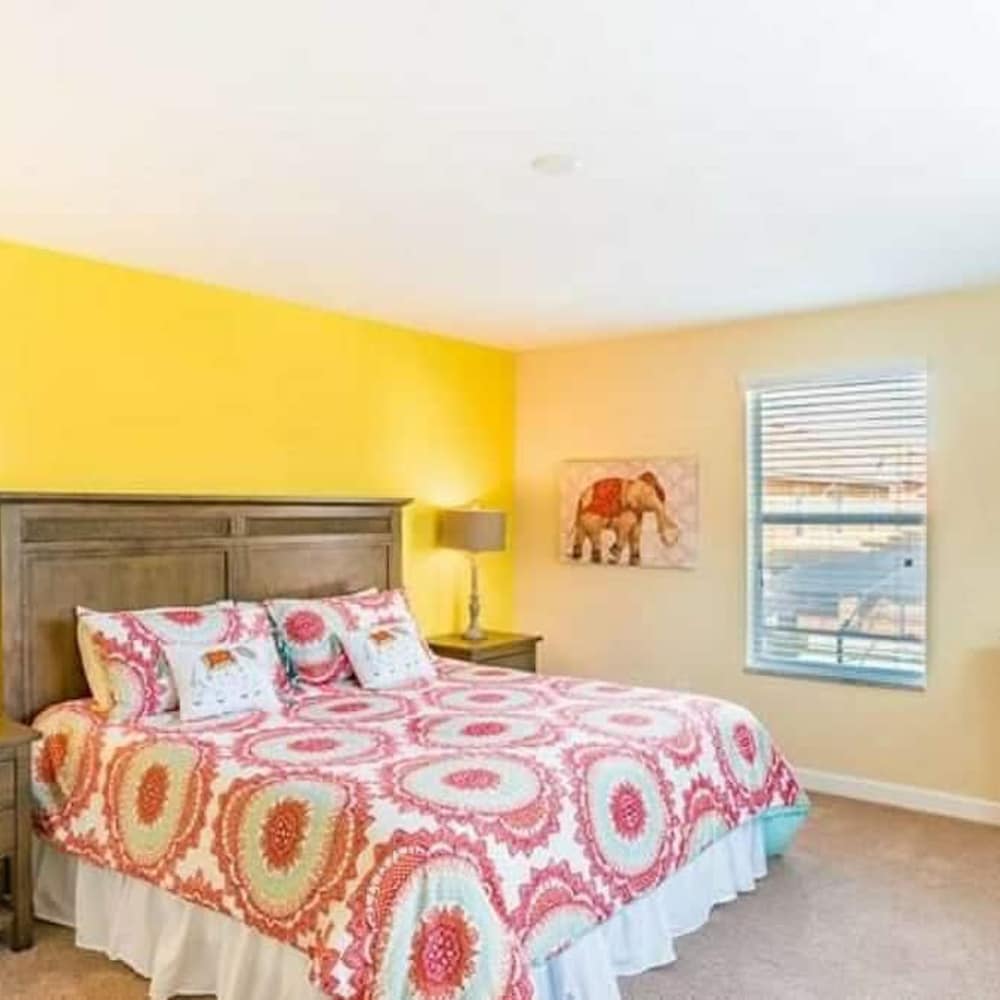9004 Amazing 5BD With Pool