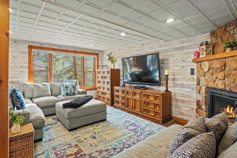 Mountain Escape With Game Room, Balcony & Stunning Views in the Poconos Christina