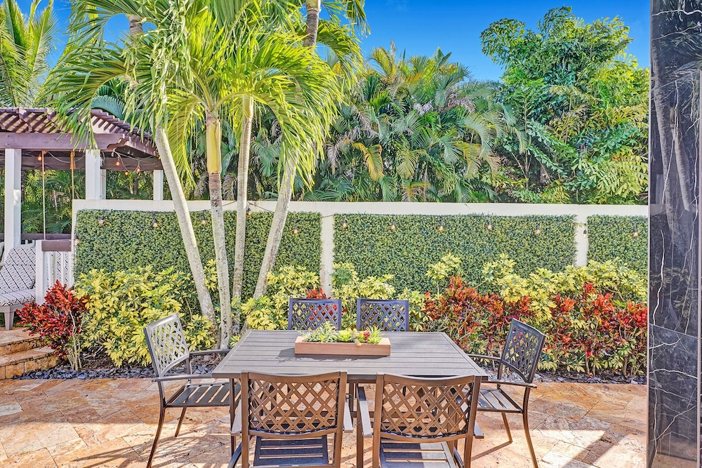 Sophia's Luxury Compound Resort w/ Heated Pool!