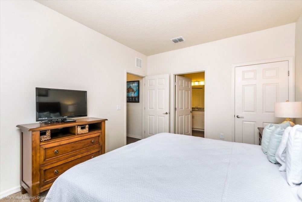 Lucaya Village Resort 4 Bedroom TownHome 4 Townhouse by RedAwning view 3