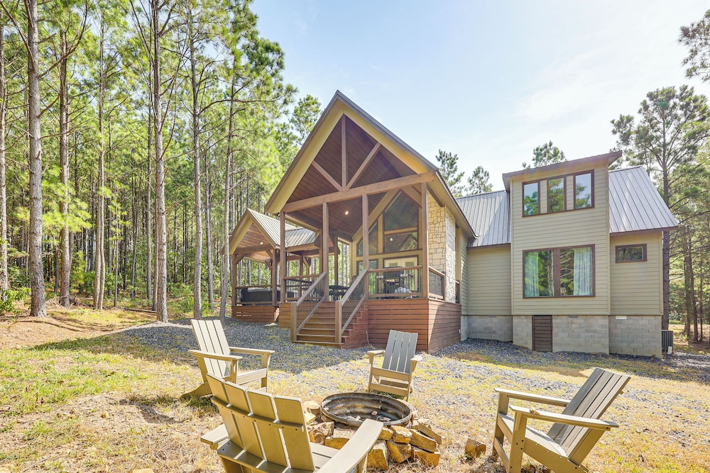 Private Hot Tub: Home 13 Mi to Broken Bow Lake