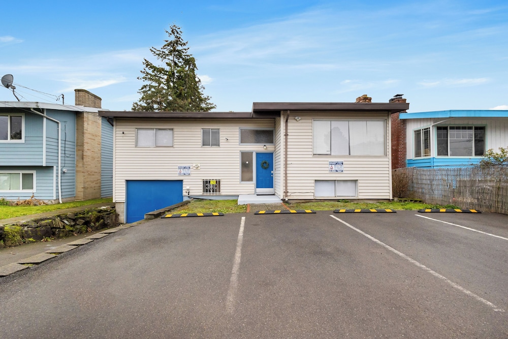 6 Mi to Downtown Seattle: Peaceful Apt w/ Patio
