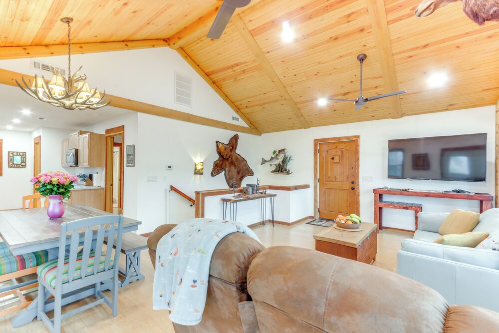 Cabin on Beaver Lake w/ Views & Furnished Deck!