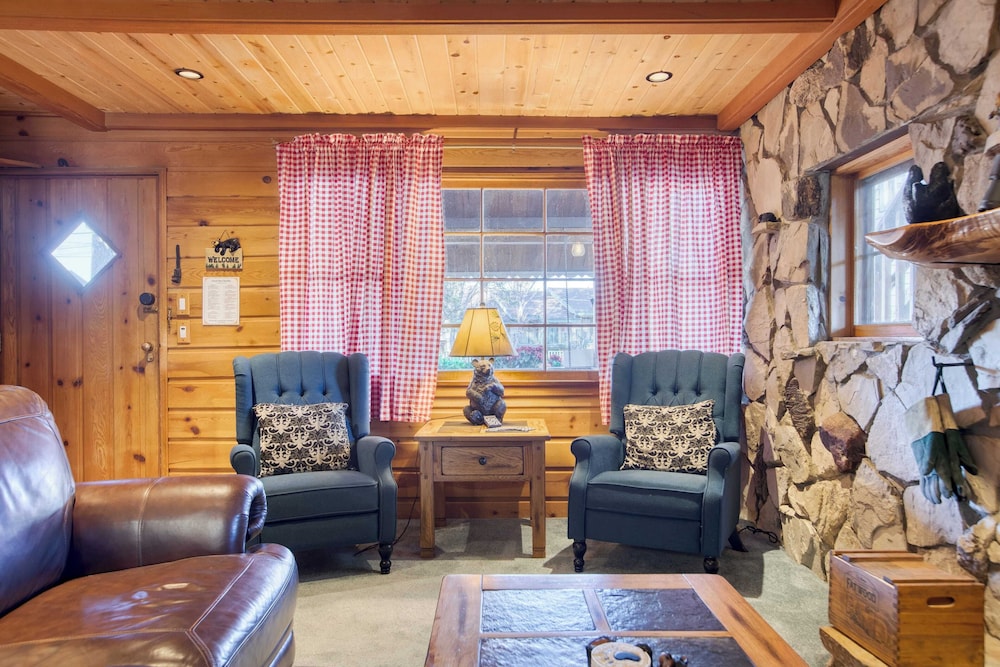 2 Lakefront Homes by Avantstay Sleeps 23, Private Dock+beach, Hot Tub, Fire Pit, Deck Views