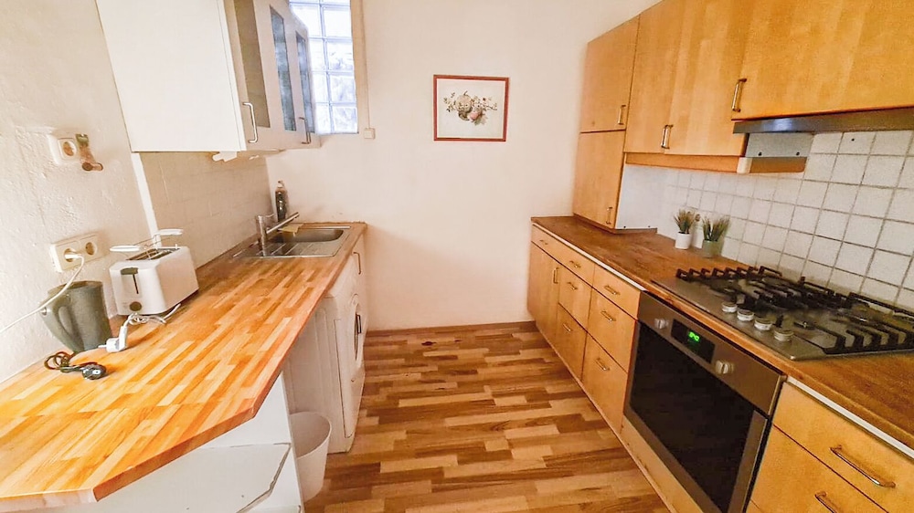Budget 2BR Apartment Near Stadthalle