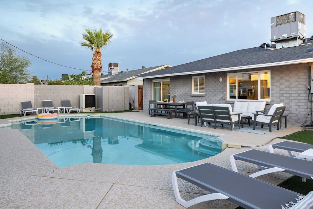 Indianola Oasis Private Pool, Outdoor Living & Old Town Access
