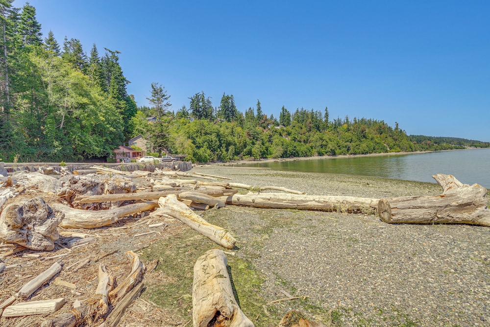 Mtn-view Camano Island Retreat Overlooking Beach