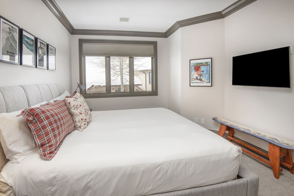 Ski In Ski Out Townhome in Rocky Mountain Access to Elkhorn Chairlift by RedAwning