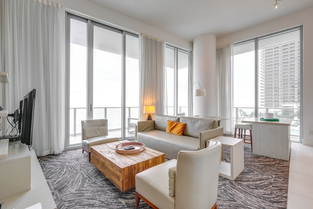 Steps to Sand: Ocean-view Condo in Hollywood