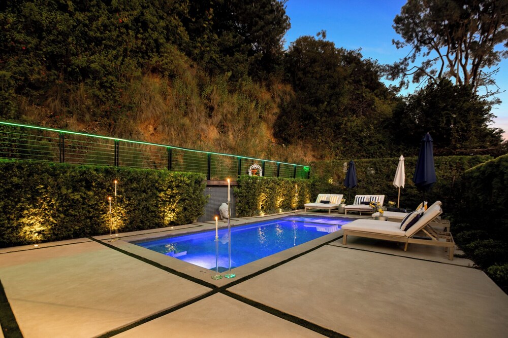 Belfast Estate - Mid-century Meets Modern - Luxe Poolside Villa