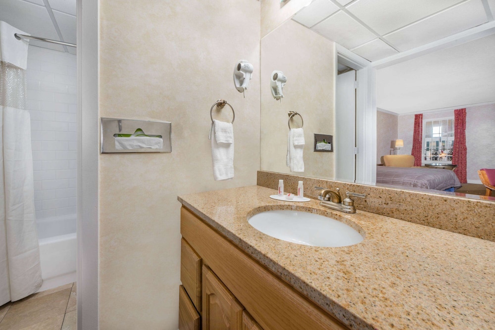 Burlington Vacations - Howard Johnson by Wyndham Burlington - Property Image 11