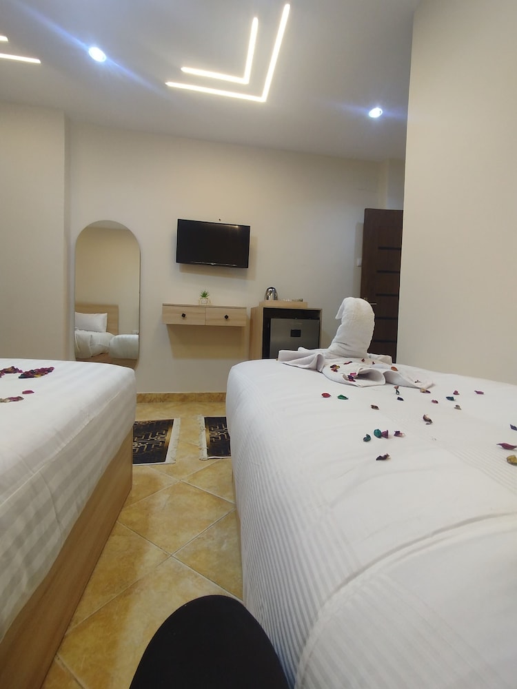 Isis pyramids view inn
