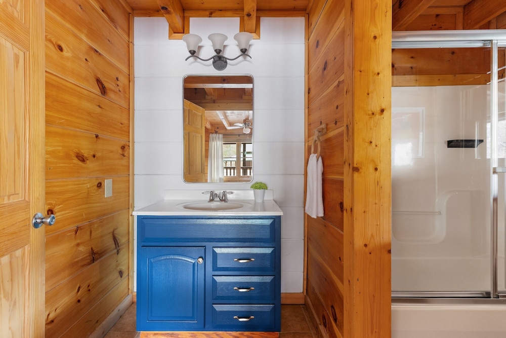 Yesteryear Mountain Charm Modern Vintage Retreat 5 Bedroom Home by Overmoon - Property Image 38