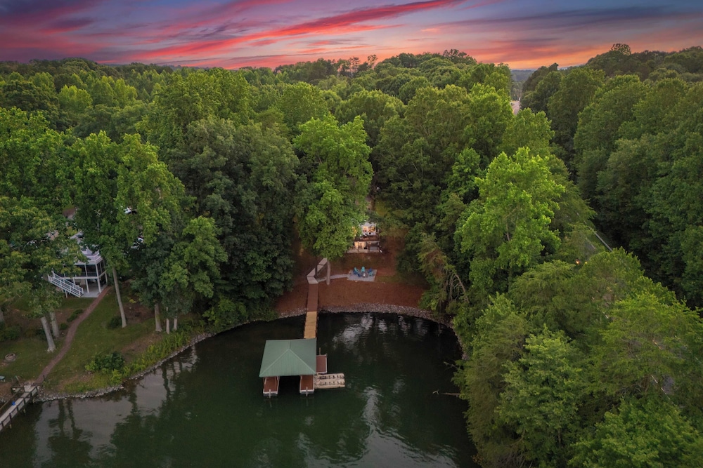 Lake Days by Avantstay Hot Tub + Firepit + Game Room & Private Dock Access