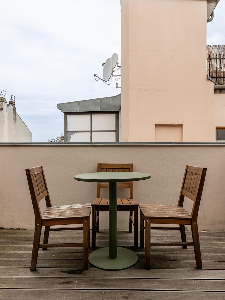 Schoenhouse Avenue by Limehome