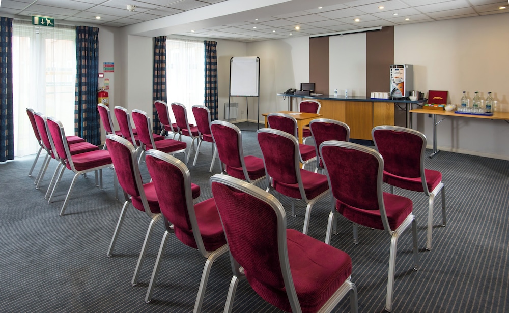 Gloucester Vacations - Holiday Inn Express Gloucester - South, an IHG Hotel - Property Image 17