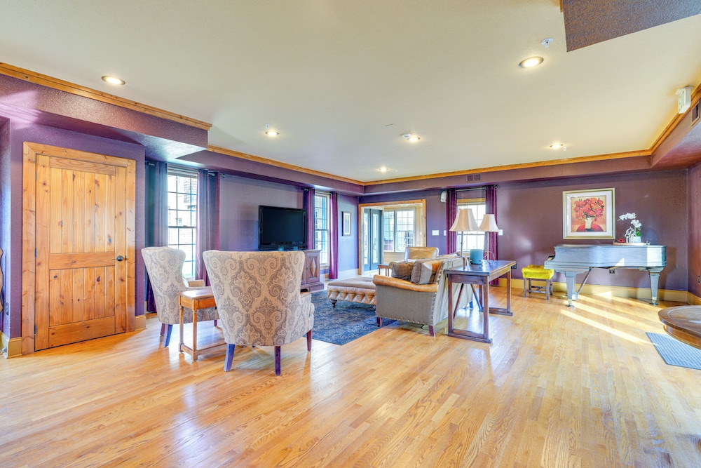 Private Hot Tub: 'bays View Lodge' in Kingsport!