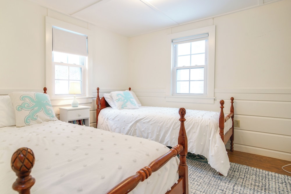 Walk to Beach: South Chatham Home