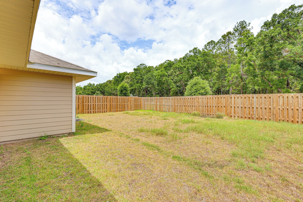 15 Mi to UF: Home w/ Furnished Porch in Alachua!