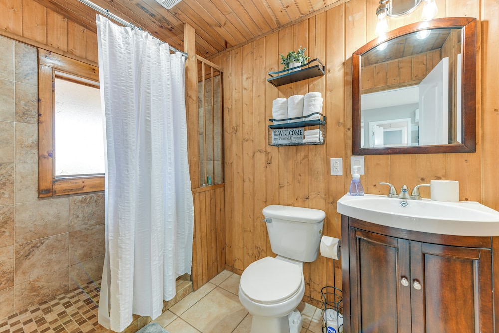 Hot Tub & Mountain Views: Waynesville Retreat!