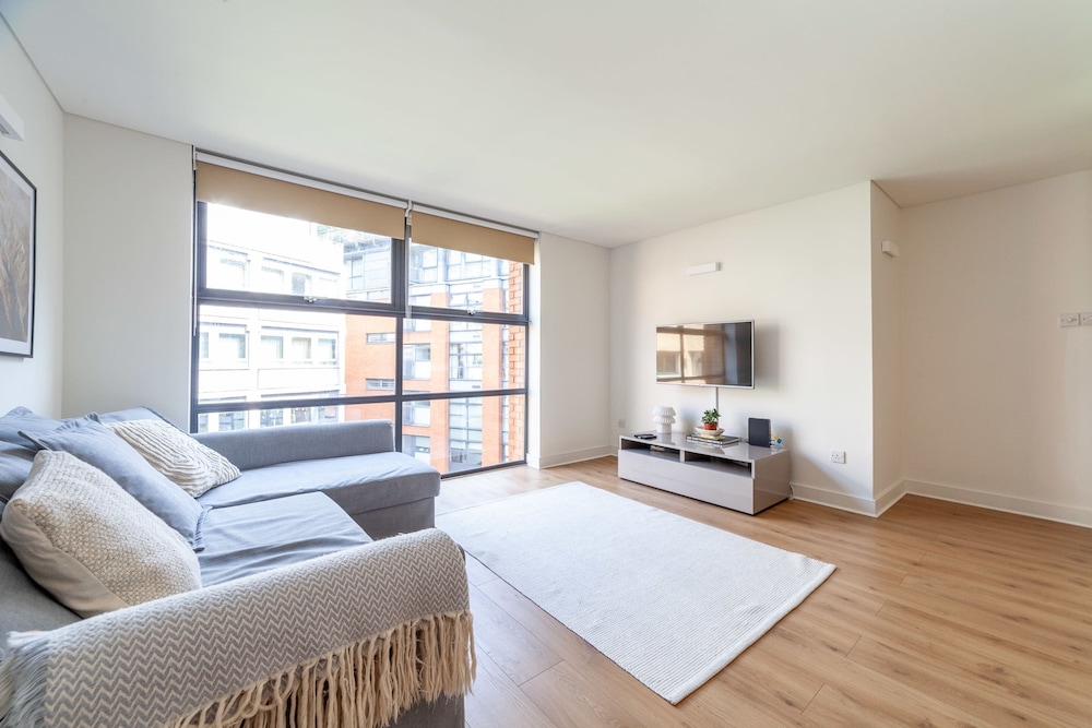 A Stylish Newly Refurbished Flat With City Access