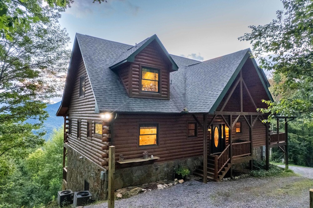 Luxury 4200 Sqft Log Cabin on 50 Acres Sleeps 16