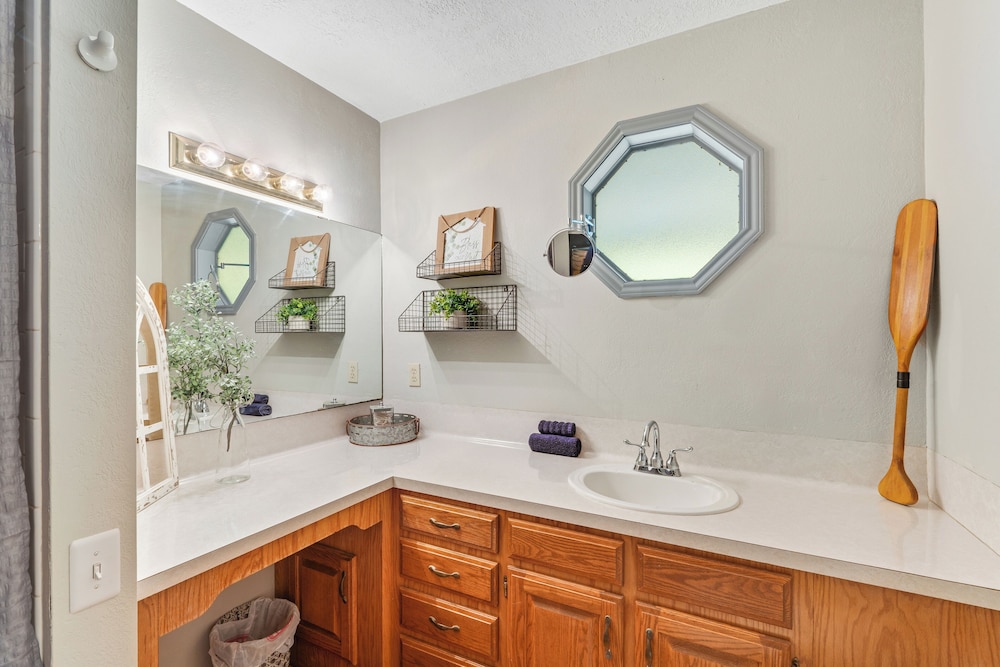 2BR Dog-friendly Home Near Lake w/ Fire Pit