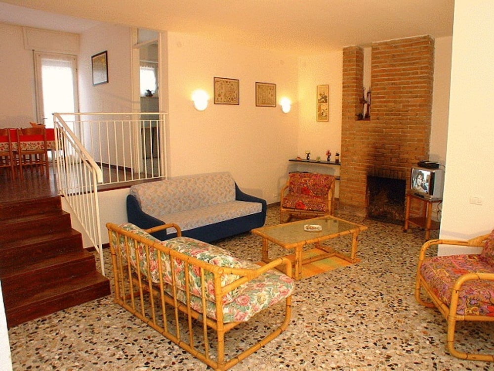 Villa for 8 Guests With Private Fenced Garden in Lignano Pineta